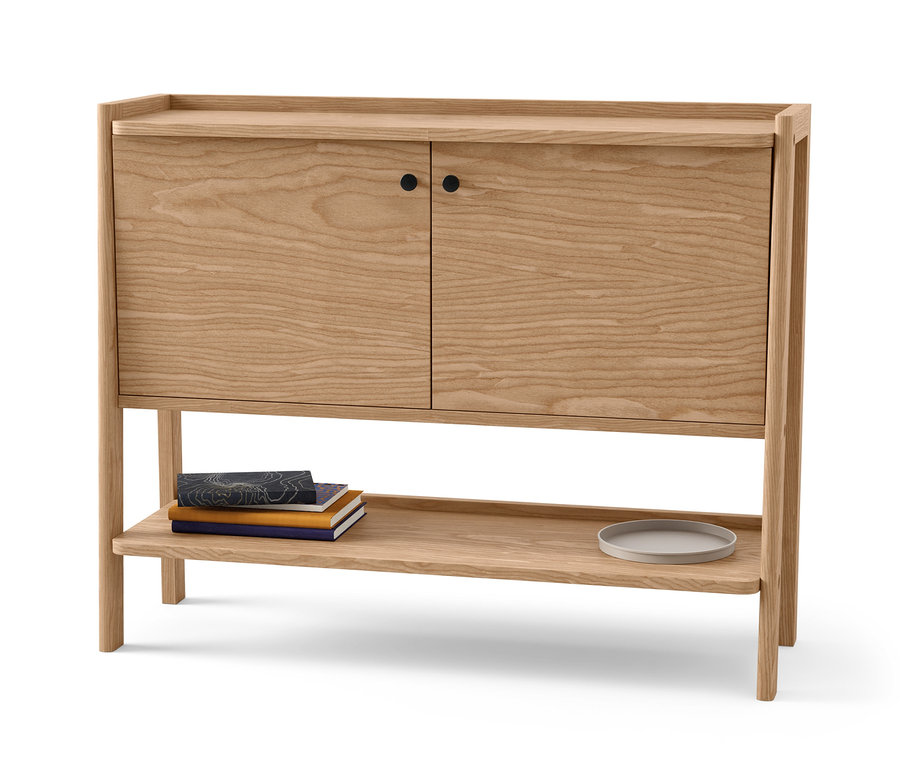 Fa komód két ajtóval és egy polccal. A polcon könyvek és egy tányér van.