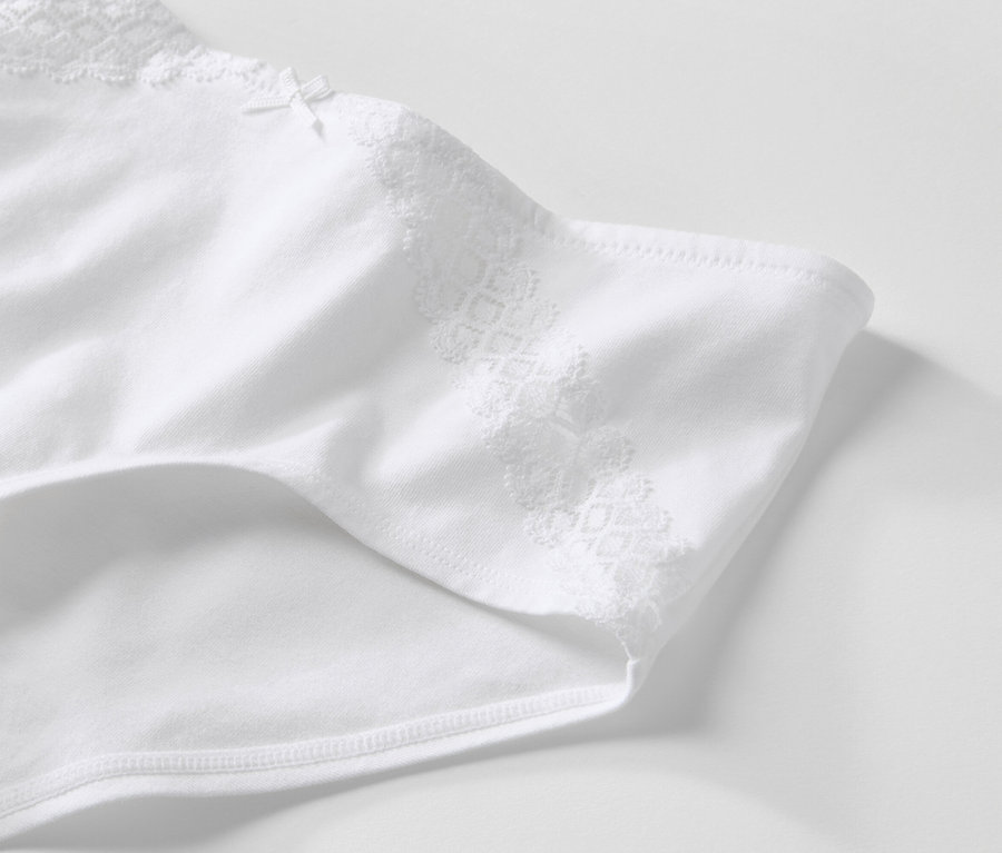 Fehér, csipkés szegélyű alsó részlete.