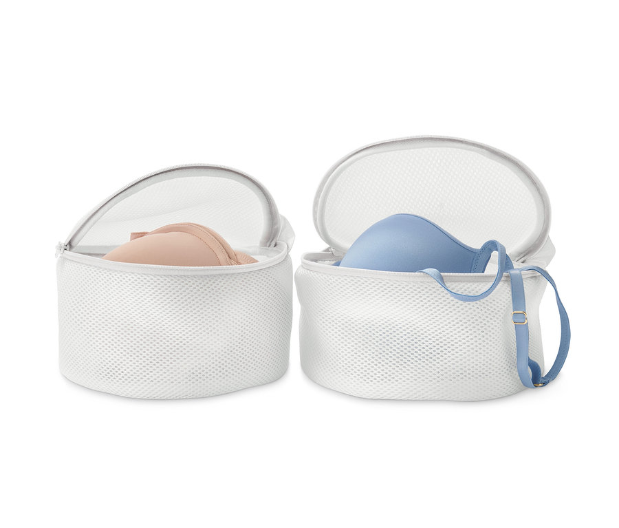 Két fehér mosóháló melltartókhoz, mindegyikben egy melltartóval.