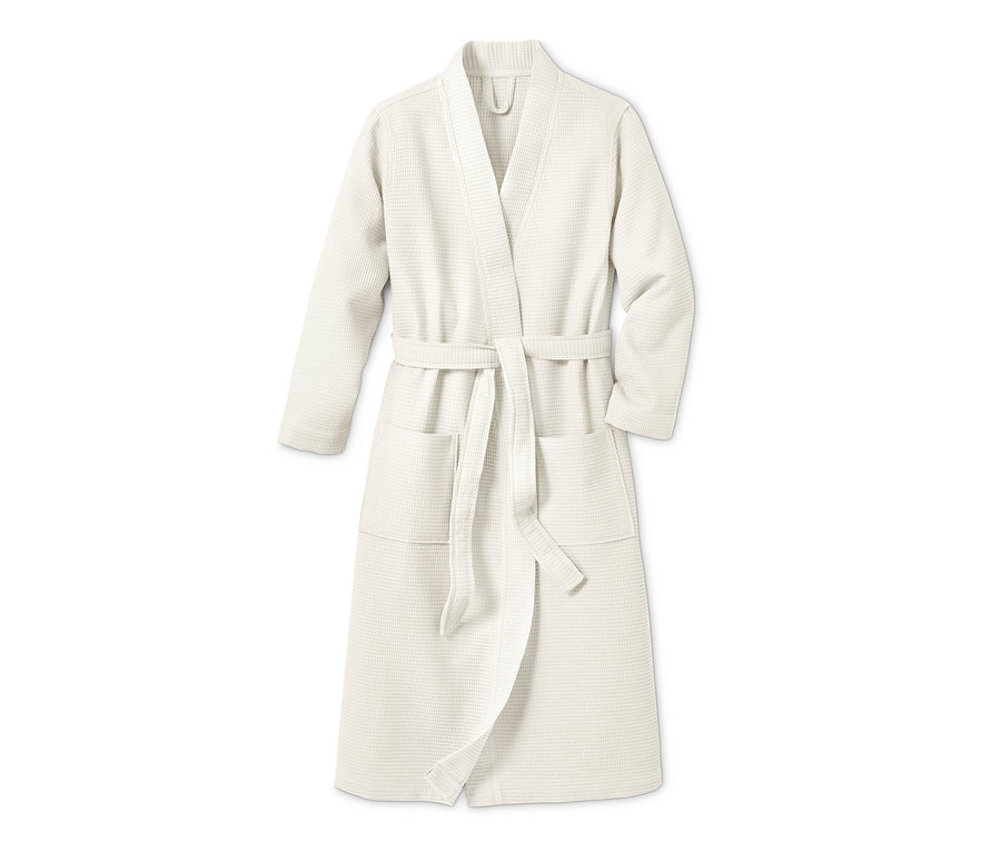 Egy fehér női fürdőköpeny övvel.