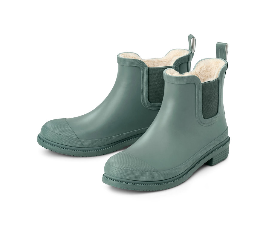 Két zöld gyerek gumi bokacsizma áll fehér alapon.