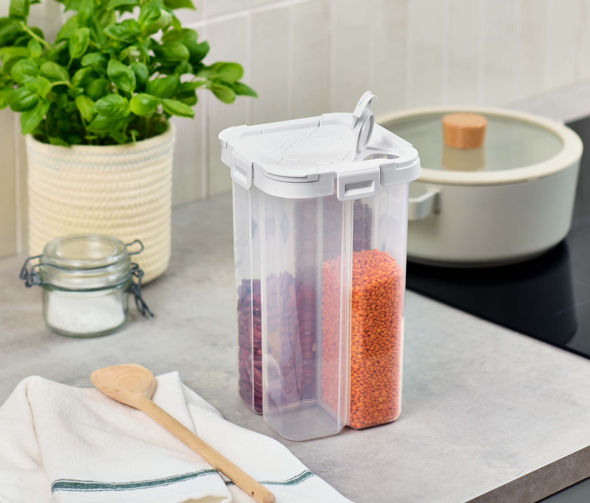 A konyhapulton egy 4 az 1-ben tárolódoboz, egy bazsalikom cserépben és egy üvegtégla áll.