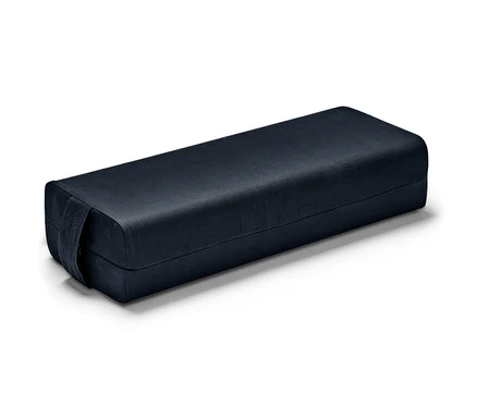 Egy sötétkék jóga bolster.