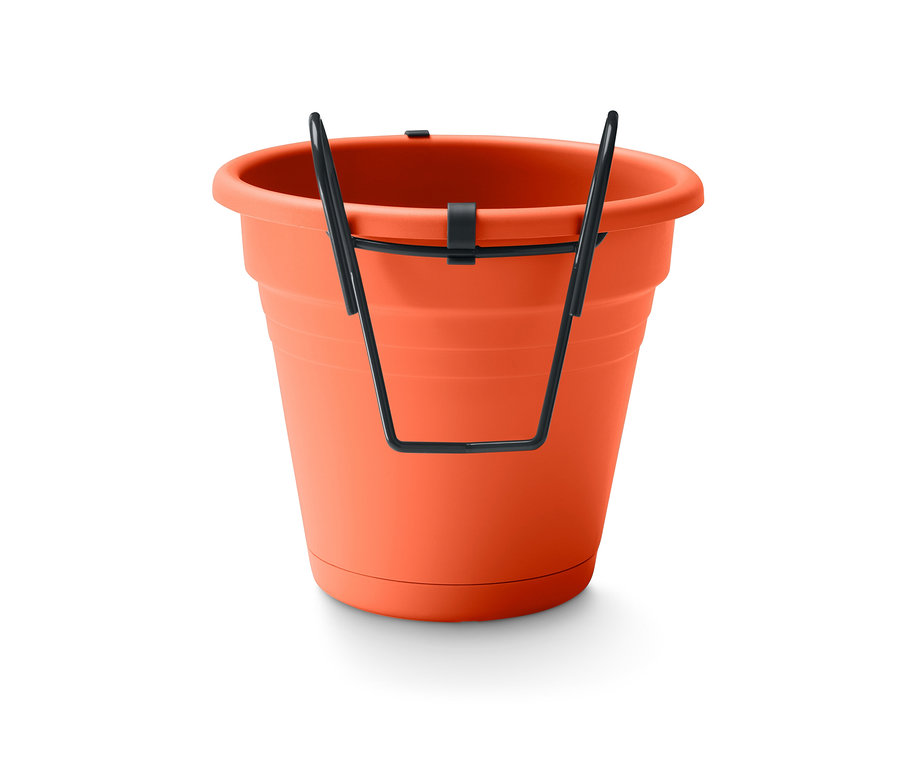 Narancssárga felakasztható virágtartó fekete tartóval.