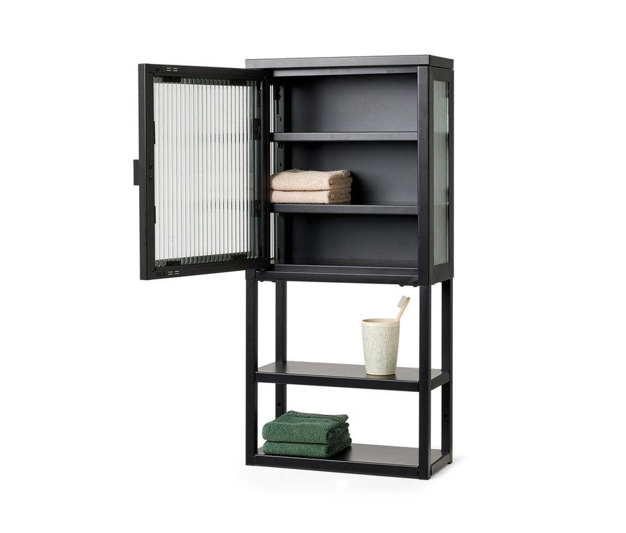 Fekete fém falipolc üvegajtóval, törölközőkkel és fogkefés pohárral.