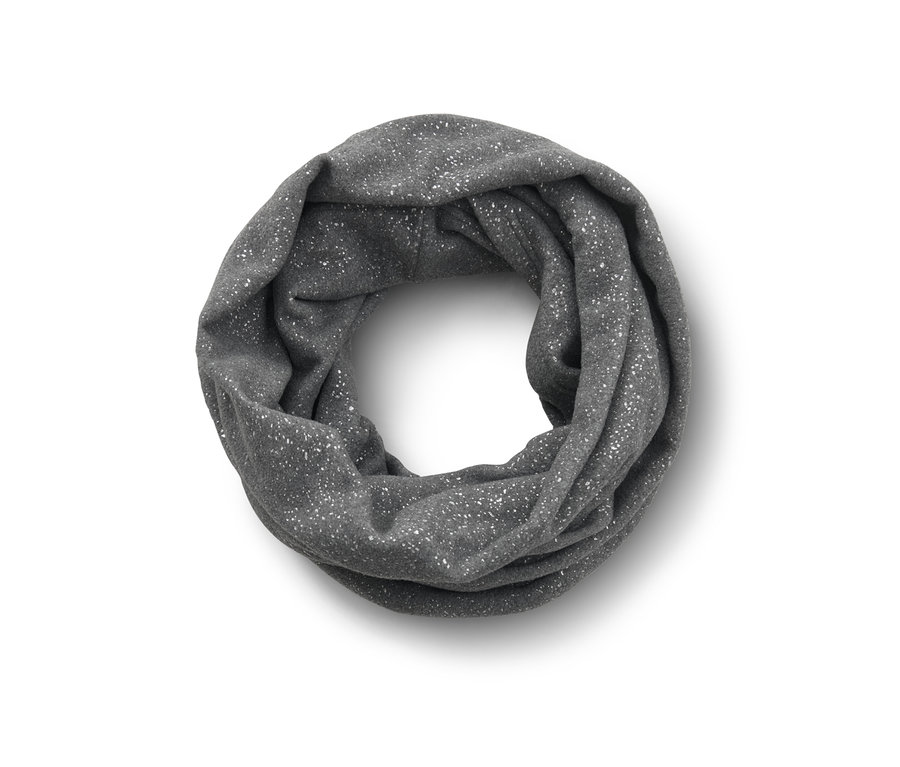 Egy szürke, csillogó női polár csősál látható egy fehér felületen.