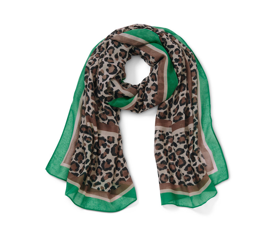 Egy női szövött sál, leopárdmintás, zöld szegéllyel.