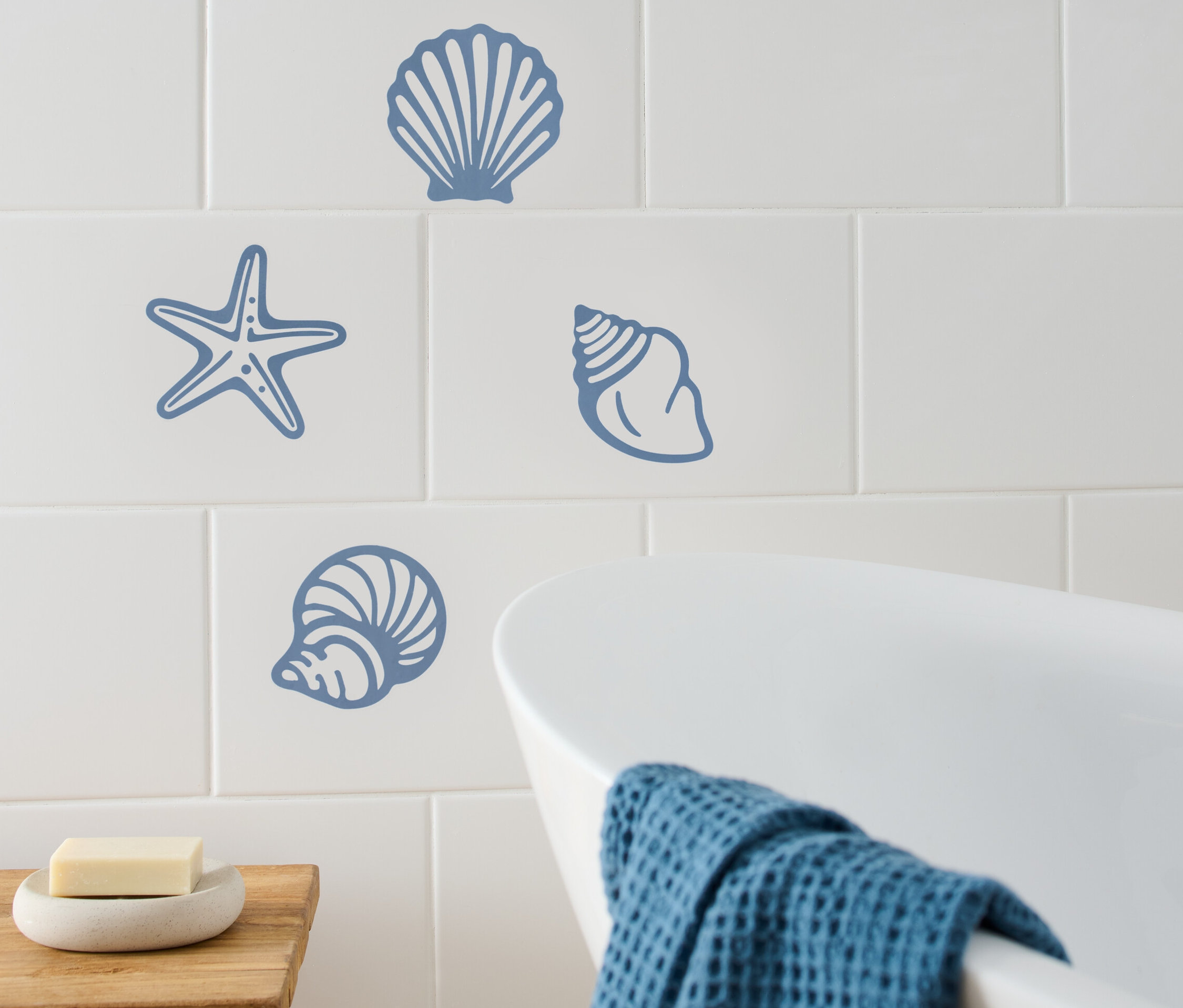 Tengeri mintás csempematrica fehér csempéken a fürdőszobában.