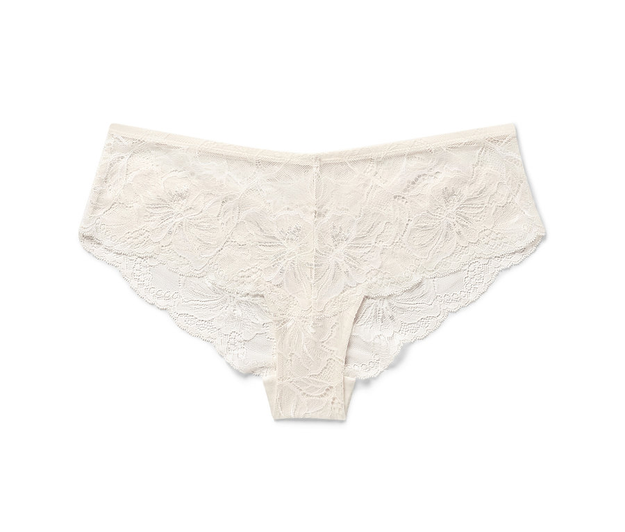 Egy krémszínű, csipkés női hipster alsó fehér háttéren.