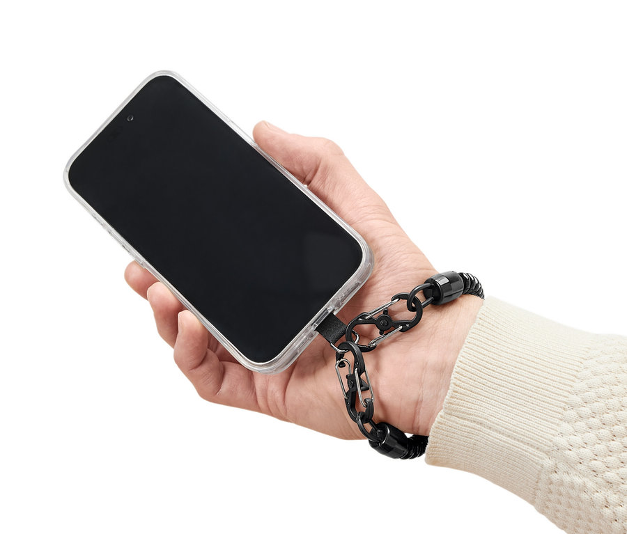 Egy kéz egy átlátszó tokban lévő mobiltelefont tart, fekete biztonsági lánccal.