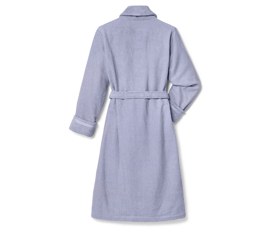 Hátulnézet egy világos lila köntösről övvel.