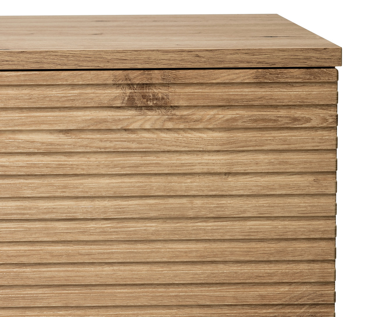 A »REET« lamellás megjelenésű tálalószekrény oldalfalának részlete.