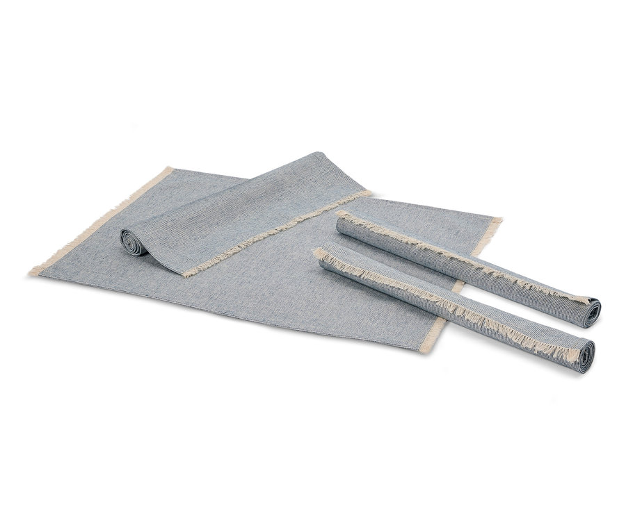 Két feltekert szürke szőnyeg és egy kiterített szürke szőnyeg rojtokkal.