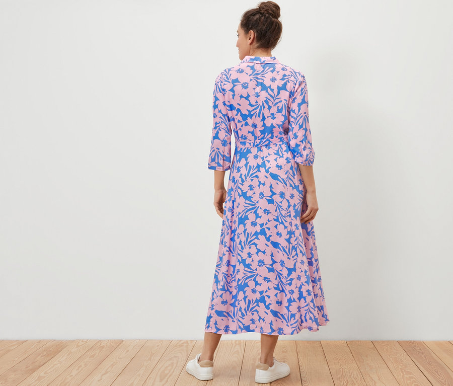 Hátulról látható nő nyomott mintás ingruhában.