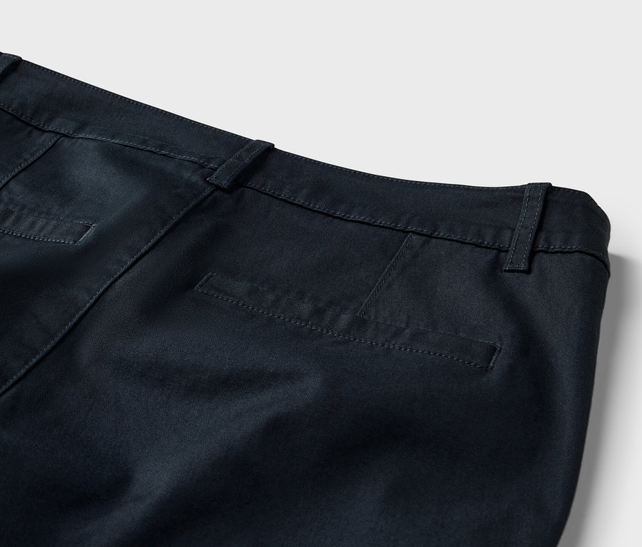 A tengerészkék chino rövidnadrág hátsó részletének nézete.