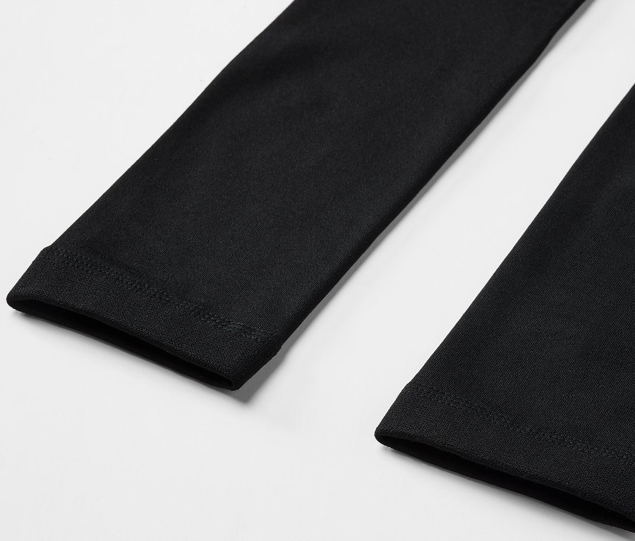Fekete leggings részlete.