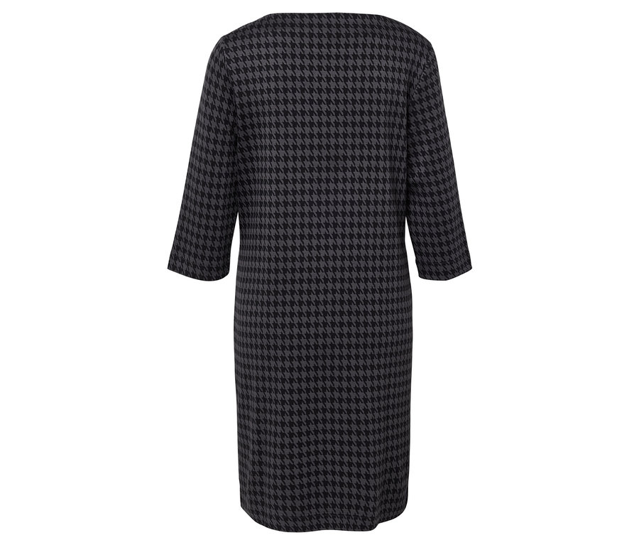 Hátsó nézet egy háromnegyedes ujjú, tyúkláb mintás ruháról.