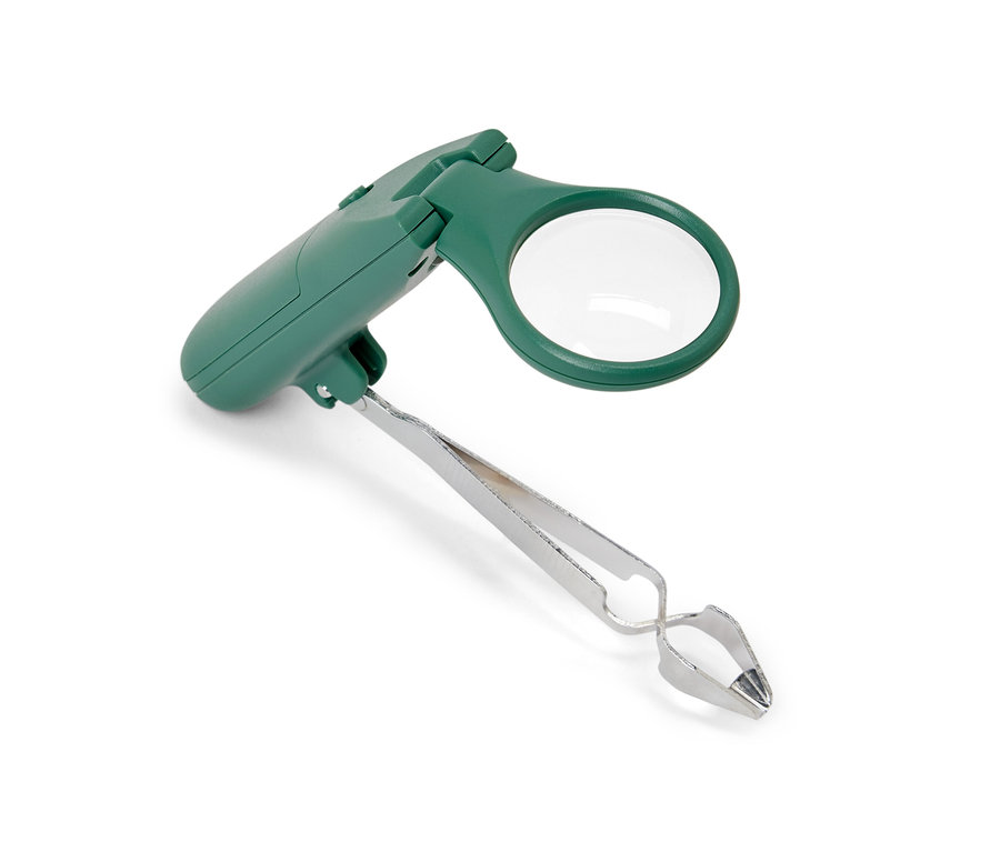 Egy zöld, LED-es kullancskiszedő csipesz állatoknak, ezüst színű csipesszel.