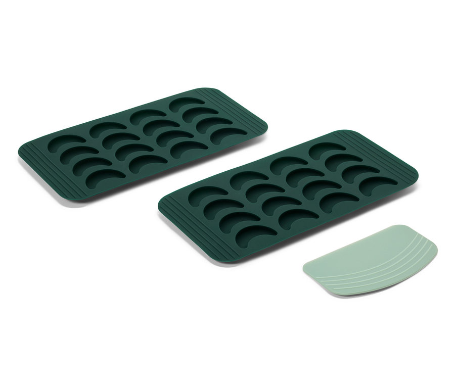 Két zöld szilikon jégkocka forma és egy zöld spatula fehér háttéren.