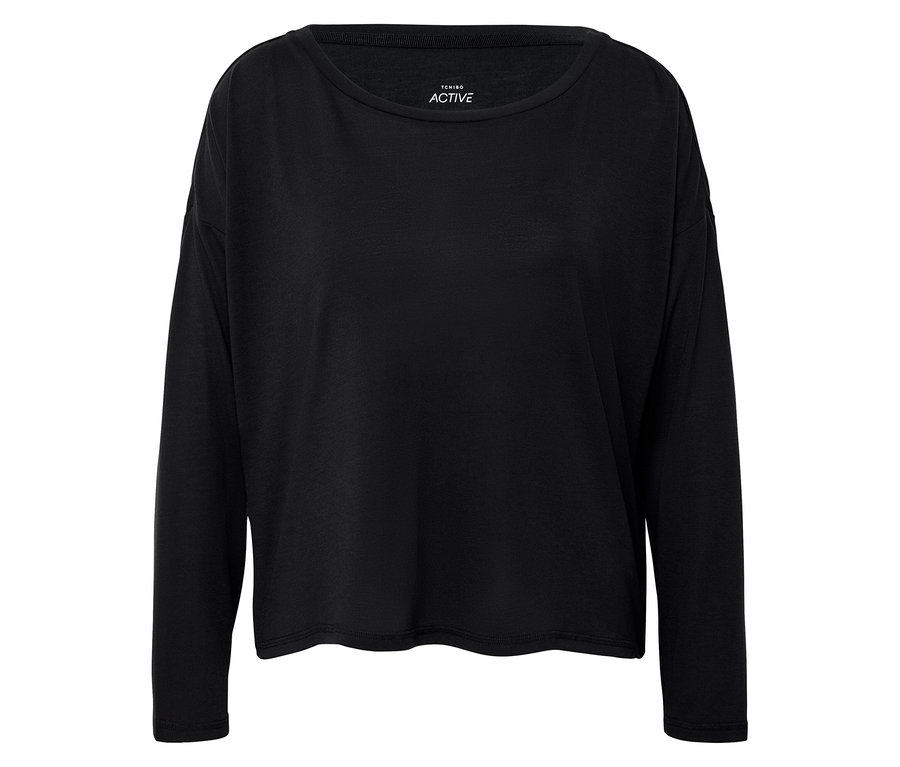 Fekete, hosszú ujjú póló fehér háttér előtt.