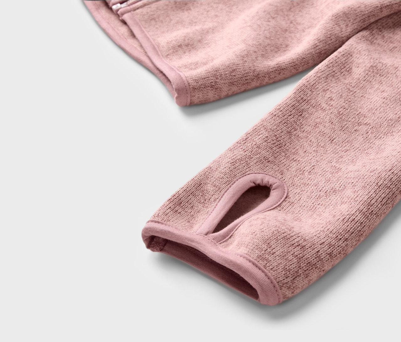 Egy kötött polárfelső részlete, hüvelykujj bújtatóval.