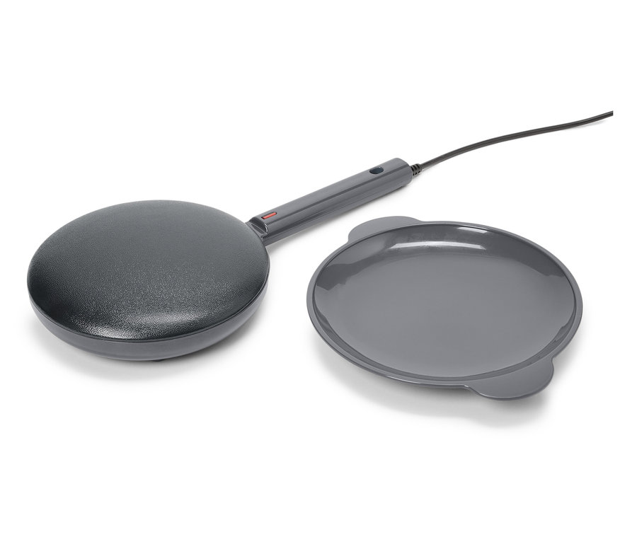 Egy szürke mini palacsintasütő egy szürke tányérral fehér háttér előtt.