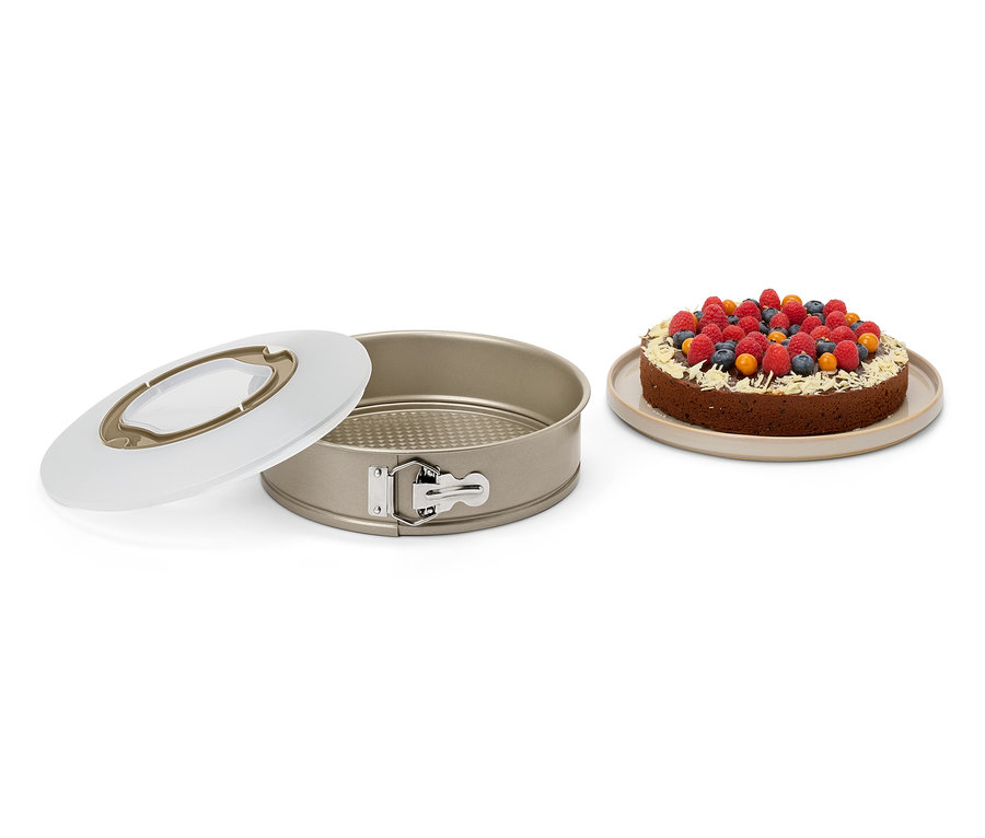 Nyitott tortaforma egy gyümölcsös sütemény mellett.