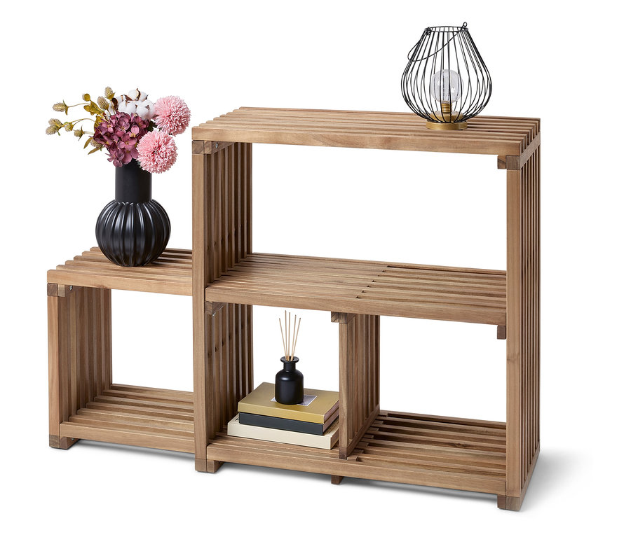 Egy fából készült könyvespolc három polccal. A polcokon vázák virágokkal, egy lámpa és könyvek találhatók.