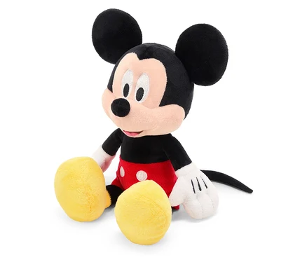Egy Mickey egér plüssfigura ül egy fehér háttéren.