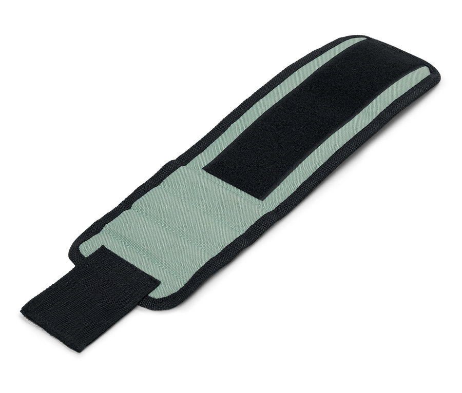 Mágneses karkötő látható.