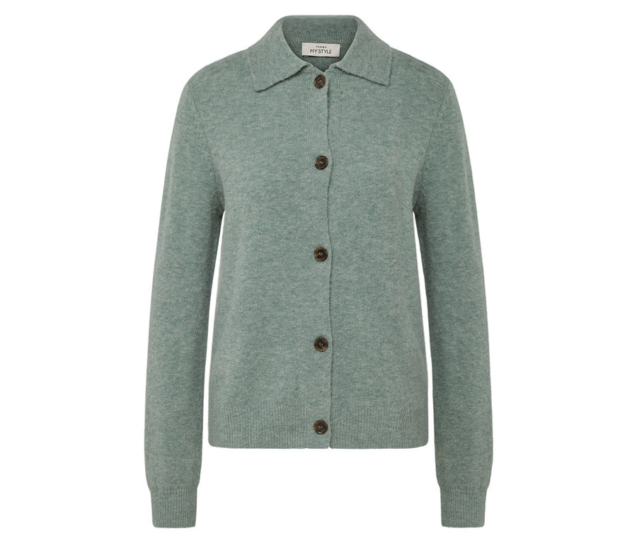 Zöld kötött kardigán barna gombokkal.