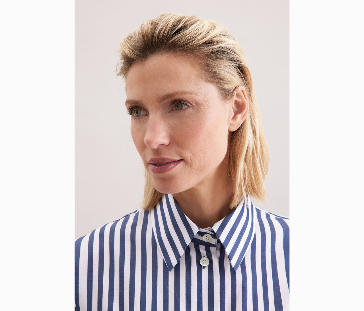 Nő visel egy csíkos Seidensticker túlméretes hosszú blúzt.