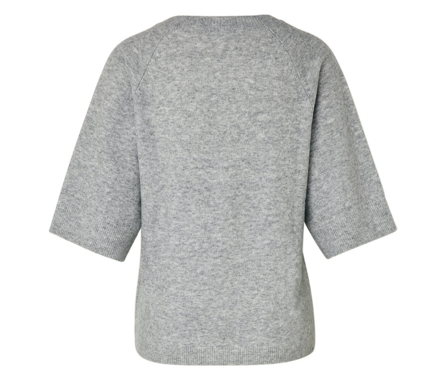 Szürke, rövid ujjú pulóver.