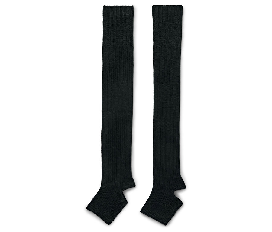 Két fekete lábszárvédő fekszik egymás mellett fehér háttéren.