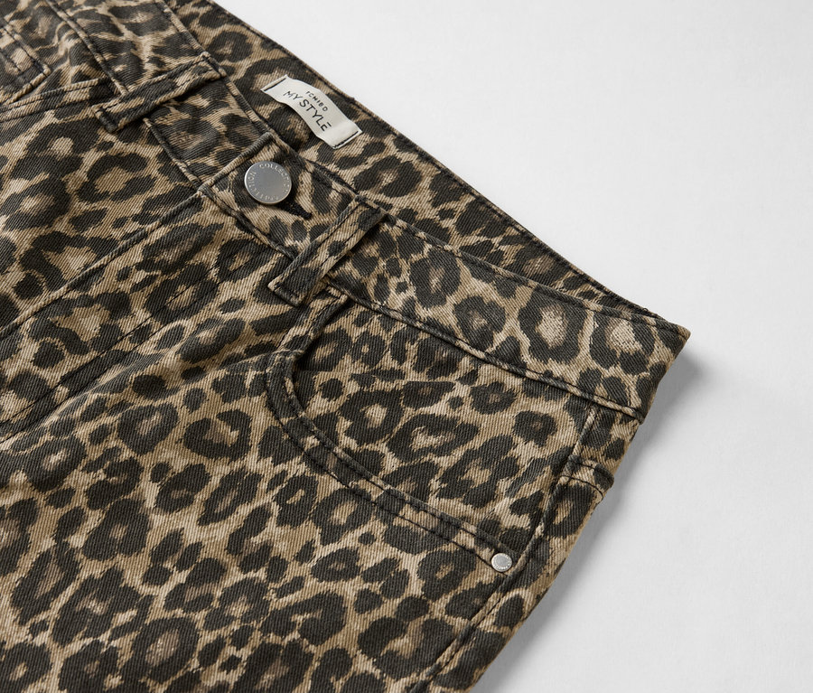 Egy leopárdmintás nadrág közelképe.
