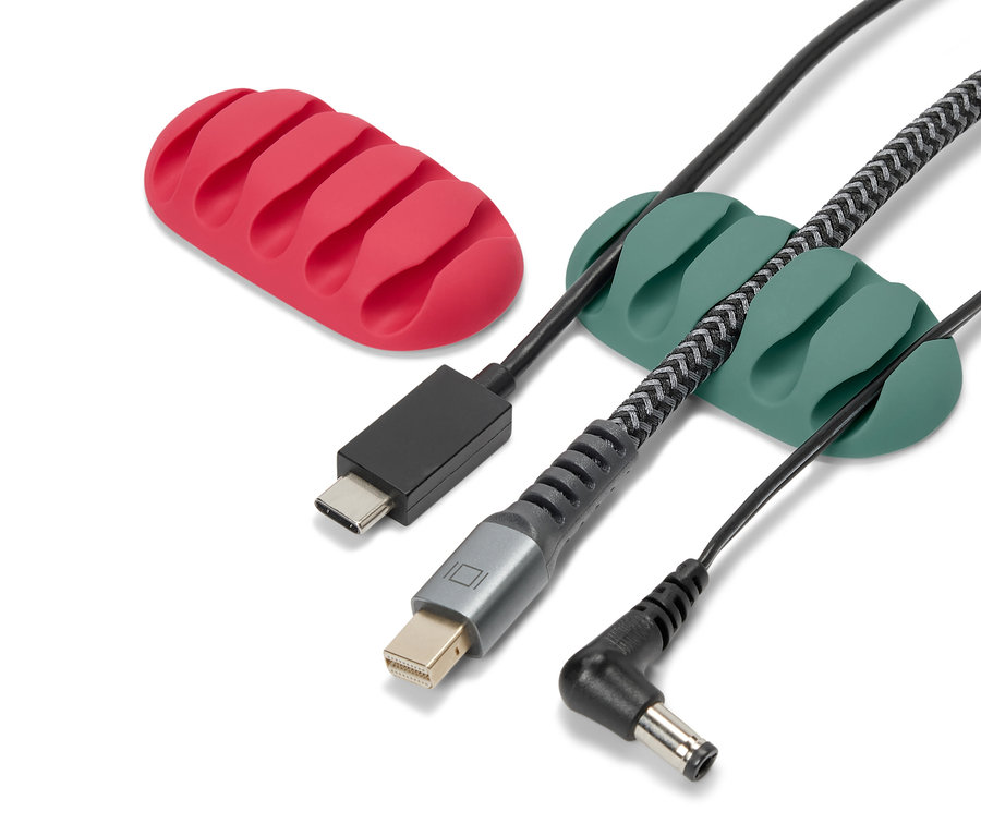 Két univerzális kábelrendező, egy piros és egy zöld, fekete kábeleket tartanak.