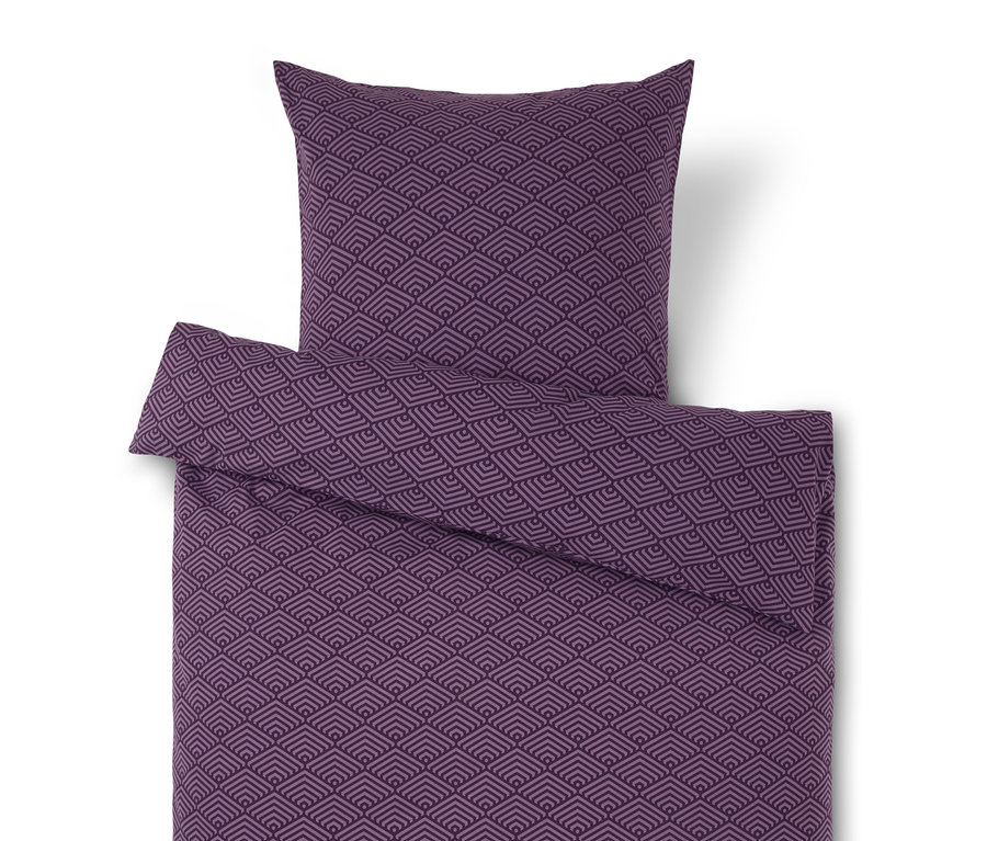 Lila ágynemű geometrikus mintával.