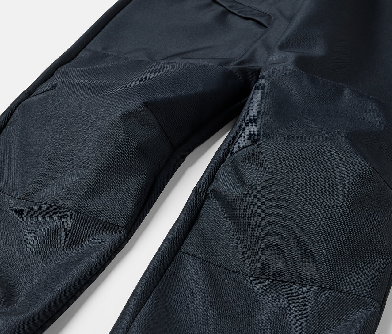 Gyerek softshell nadrág részlete.