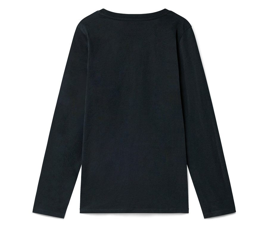 Egy sötétkék, hosszú ujjú póló közeli képe, amely egy sík felületen fekszik.