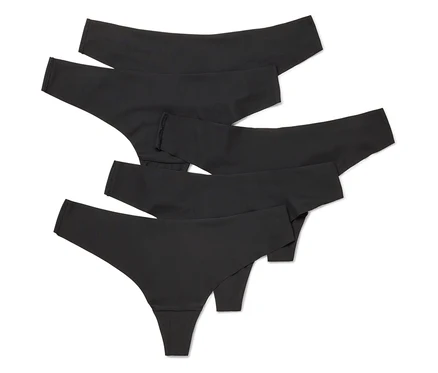 Öt fekete Magic Cut női tanga fekszik egymást átfedve fehér háttéren.