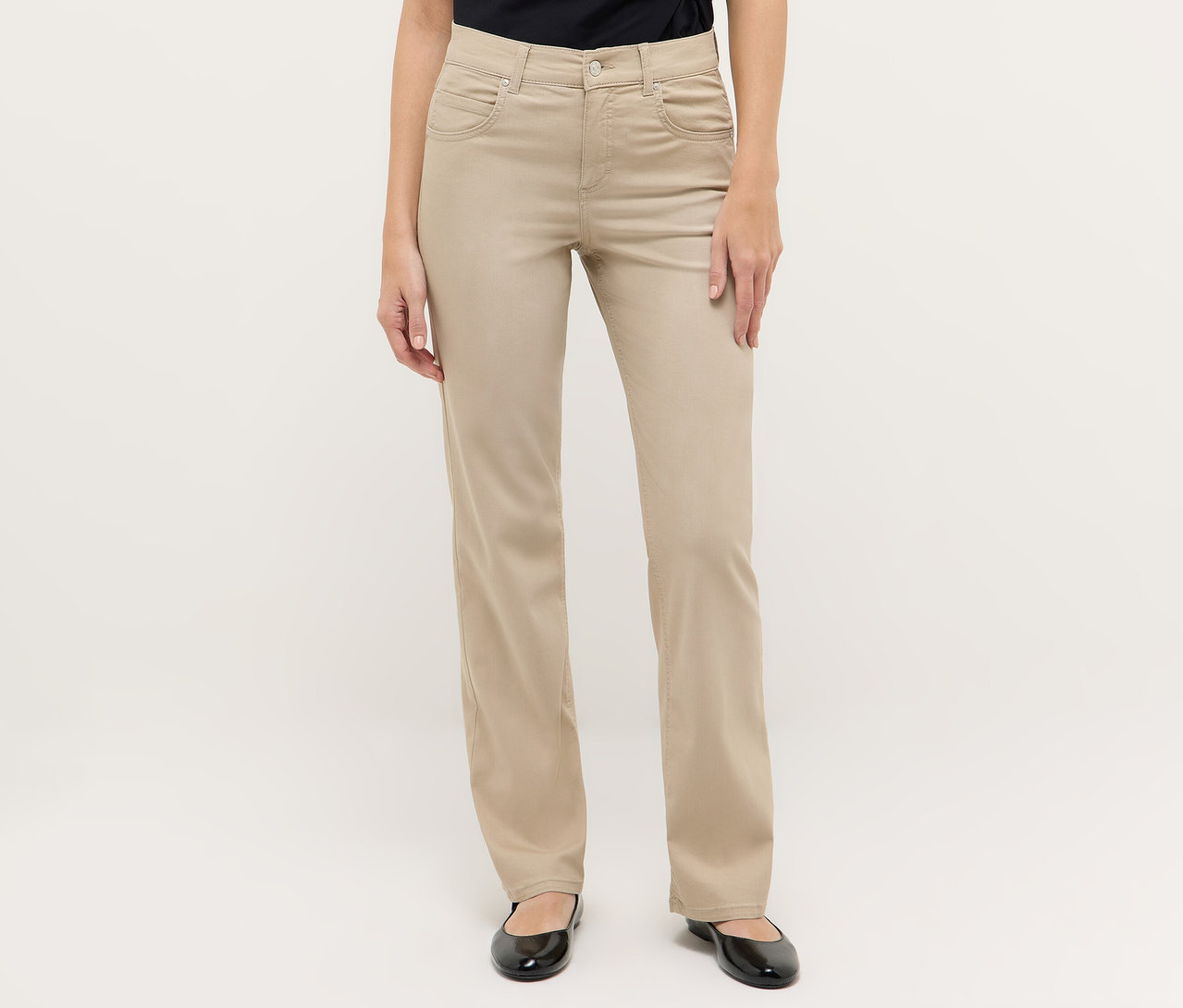 Nő visel bézs színű Angels denim »Lara« egyenes szabású farmernadrágot.