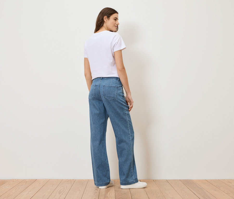 Nő hátulról farmerban és pólóban