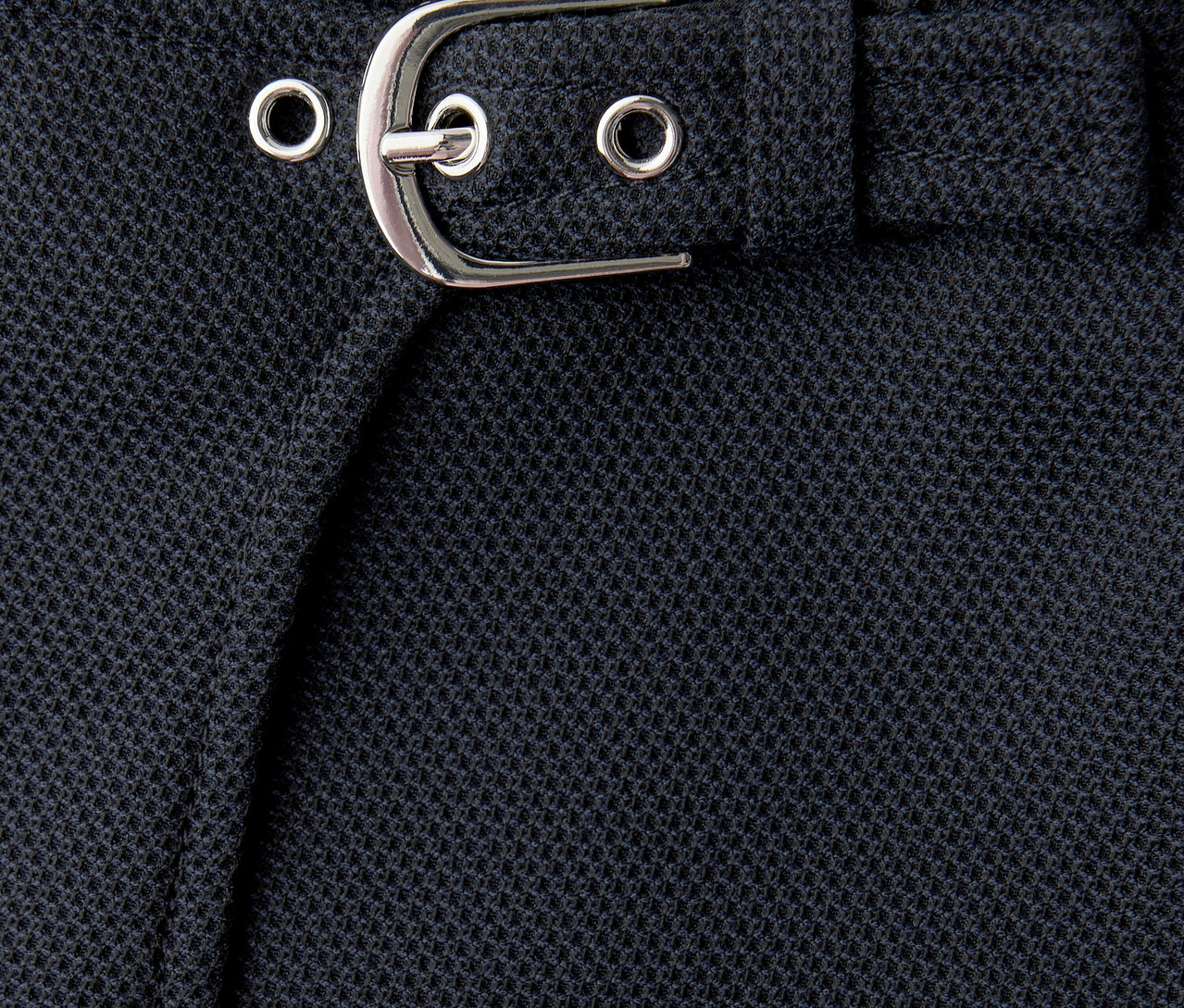 A Street One nadrágszoknya közeli képe, ezüst csattal és övbújtatókkal.