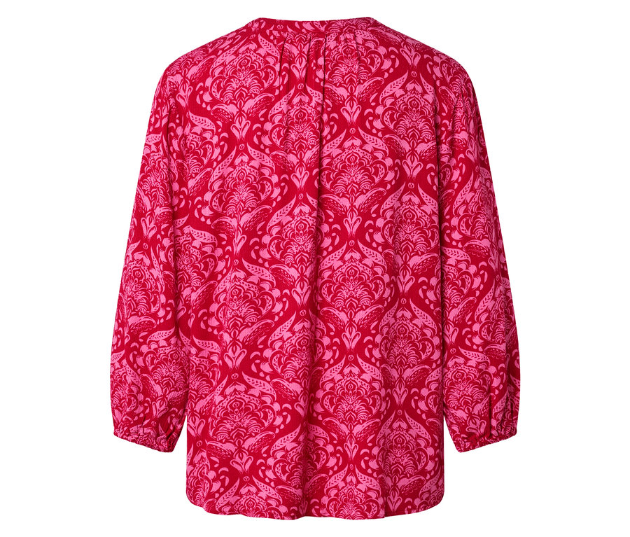 Hátulnézet egy rózsaszín damasz mintás piros blúzról.