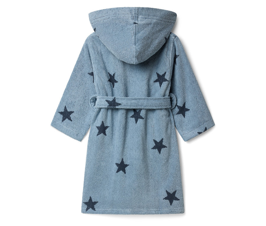 Hátulnézet egy világoskék, csuklyás, sötétkék csillagokkal díszített fürdőköpenyről.