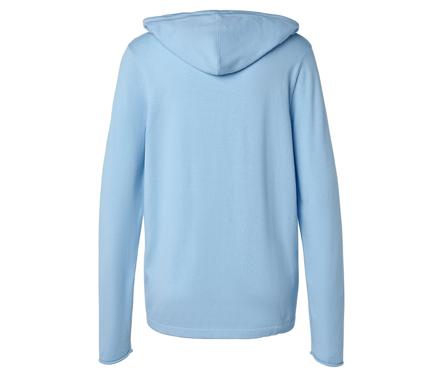 Egy világoskék kapucnis pulóver hátulnézete.