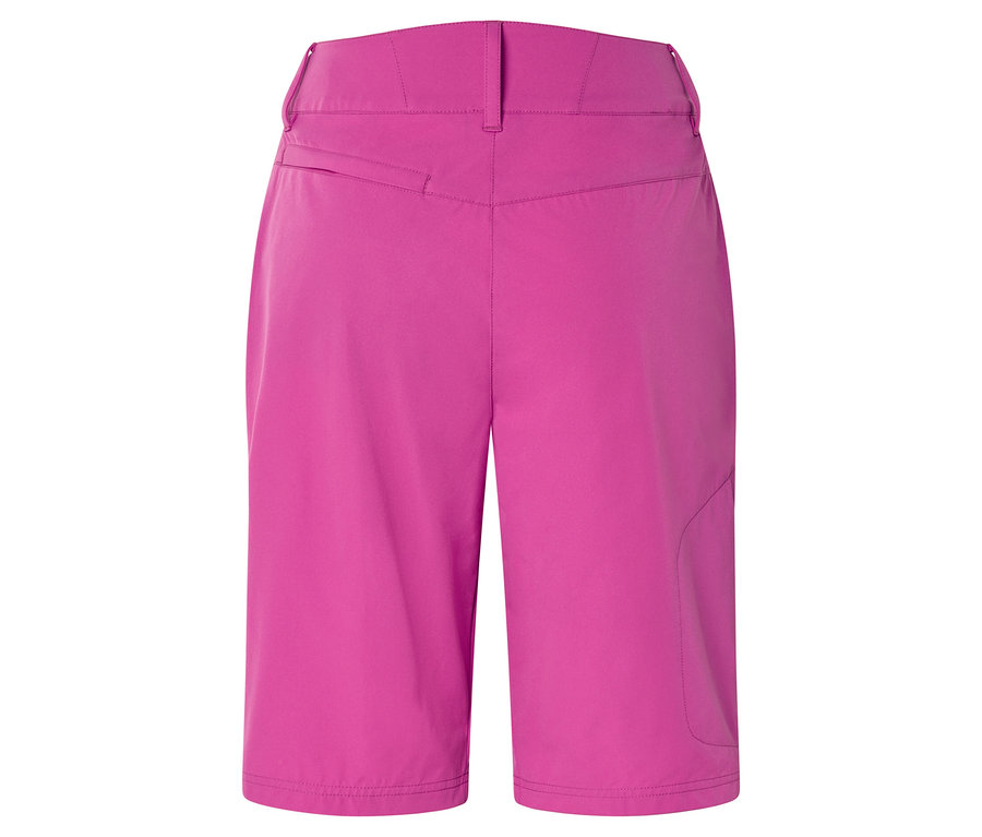 Közeli kép egy rózsaszín rövidnadrág hátuljáról.