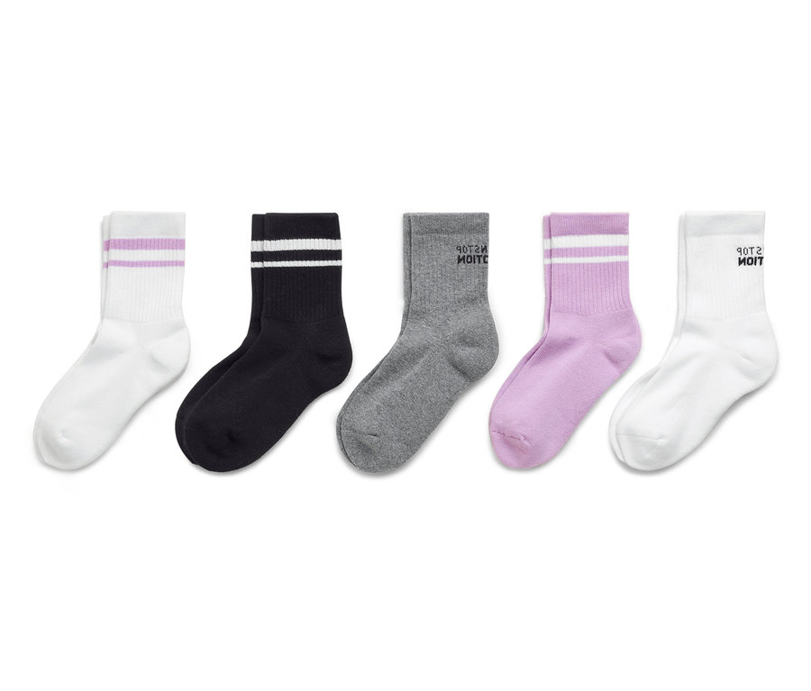 Öt zokni fekszik egymás mellett: egy fehér zokni lila csíkokkal, egy fekete zokni fehér csíkokkal, egy szürke zokni a „Vegyél el” felirattal, egy lila zokni fehér csíkokkal és egy fehér zokni a „Vegyél el” felirattal.