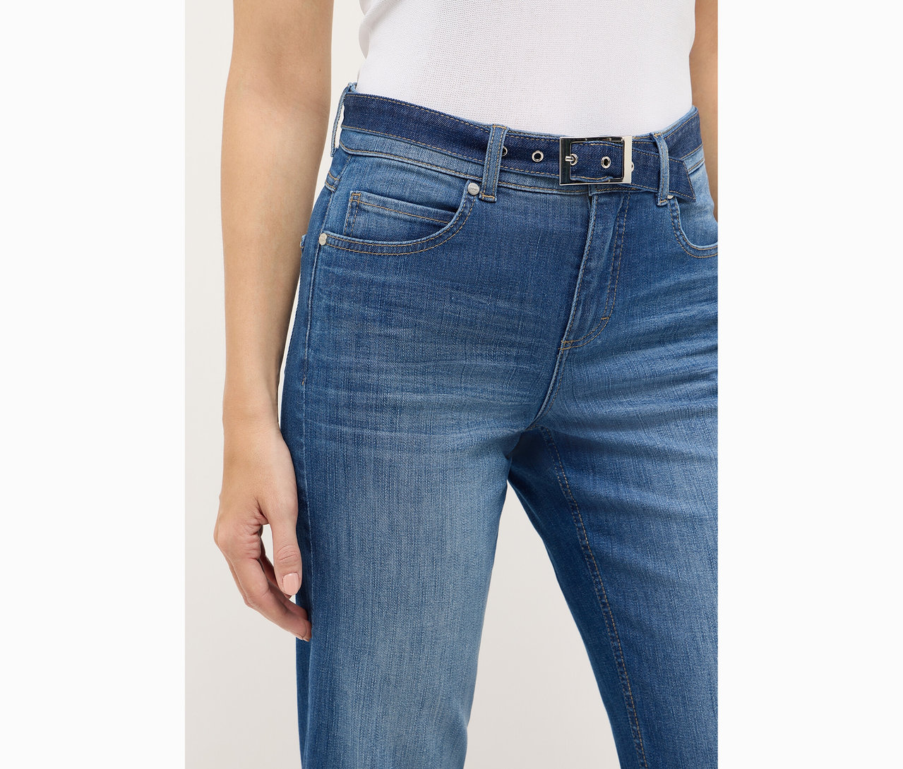 Egy nő közeli képe, aki Angels denim »Lara City« straight fit farmernadrágot visel.