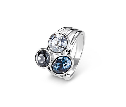Ezüst gyűrű Swarovski kristályokkal díszítve, három kővel, egy fehér és két kék.